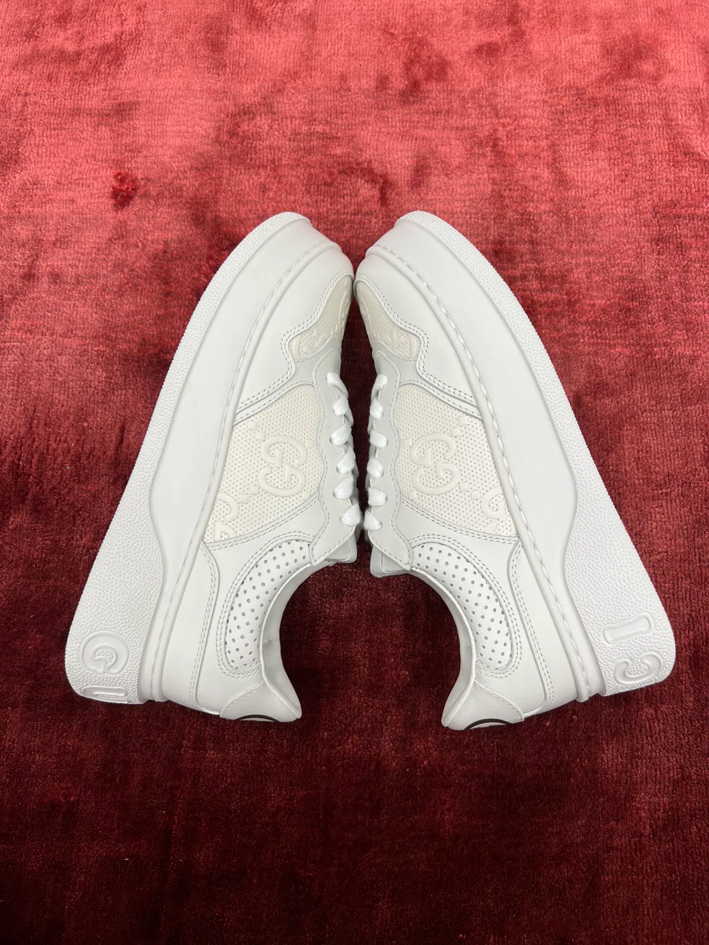 👟👟Ex-factory price 480👟👟 Gucc*i~~New upgraded version, original original color @GG couple's thick-soled shoes...biscuit shoes...white shoes...sneakers...flat shoes...catwalk style: celebrities, Internet celebrities, Xiaohongshu, etc. will definitely plant grass and call❤ Original customized cowhide fabric (classic old floral fabric, perforation, embossing process), the original bottom has a big logo, and there is a GG on the heel Logo, 5cm thick sole, classic Gucci webbing... Women's size 35-40, men's size 39-44